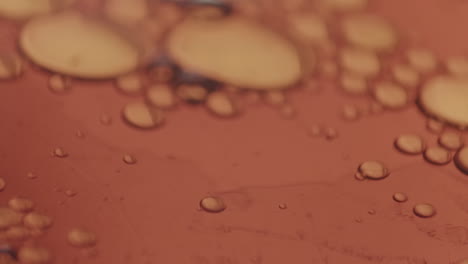 burbujas microscópicas que se mueven en líquido ámbar viscoso