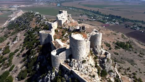 castillos de pavo: elegancia aérea: el dominio del castillo de yilan, majestuoso castillo: vista aérea desde una colina empinada