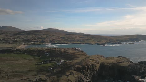 Impresionantes-Imágenes-De-Drones-En-4k-En-La-Playa-De-Glencolumbkille-En-El-Condado-De-Donegal,-Irlanda