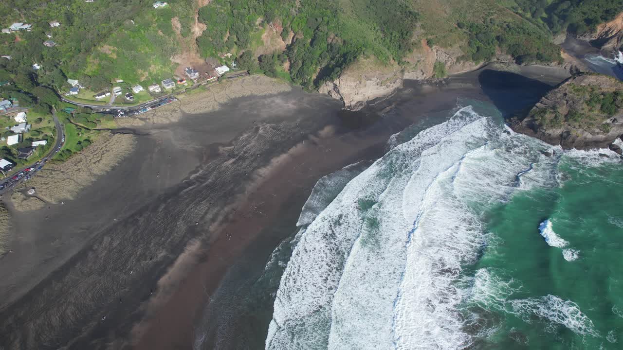 pueblo costero en la playa de arena negra de piha en la región de auckland, isla del norte, nueva zelanda