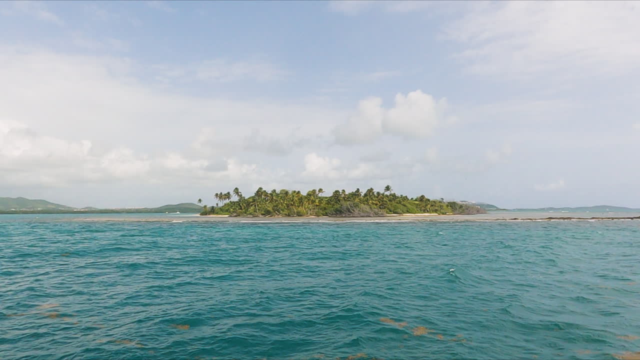 pequeño islote en el camino a la isla de cayo icacos en puerto rico, de lado, día soleado