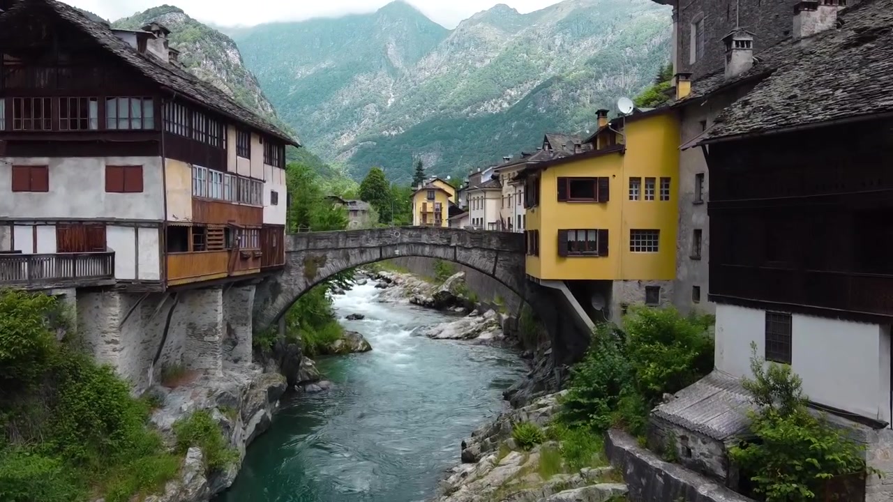 Fiume e case in Italia