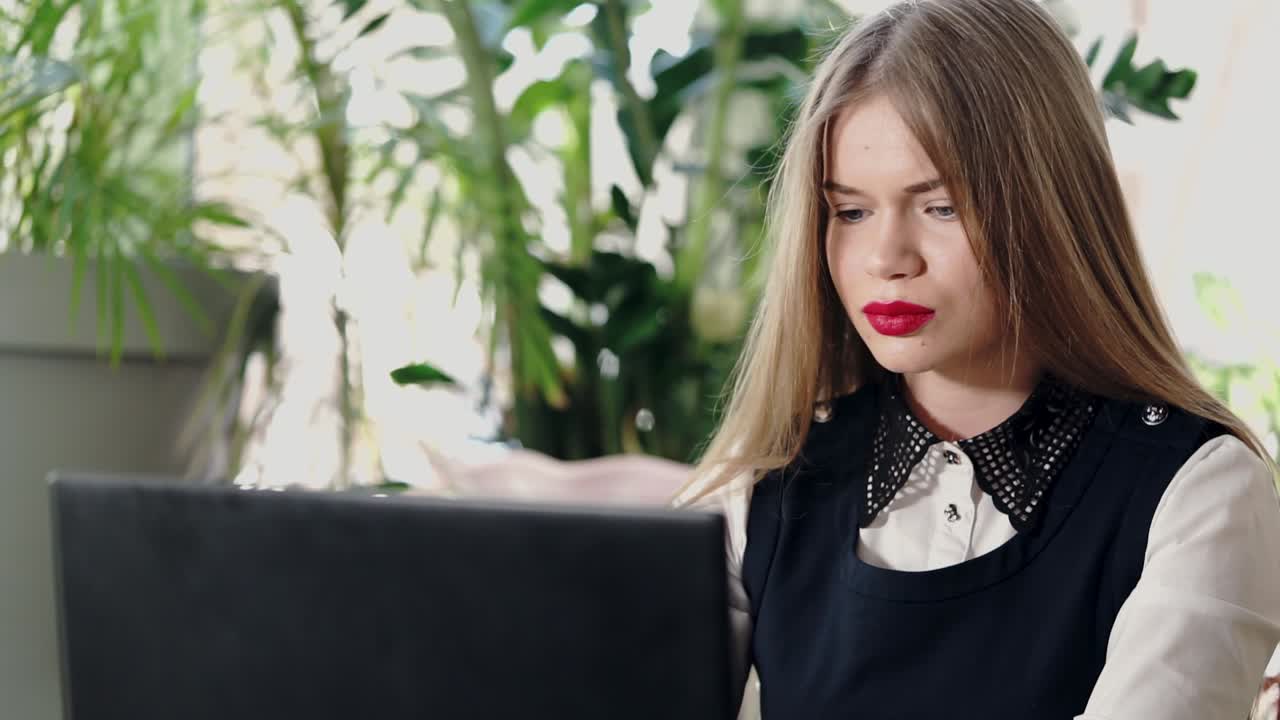 카페 에서 노트북 을 사용 하고 있는 젊은 여자