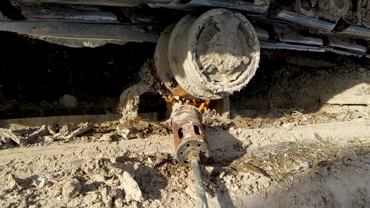 Una torcia a propano (tiger torch) utilizzata per scongelare il terreno ghiacciato nel sottocarro di un'attrezzatura da costruzione