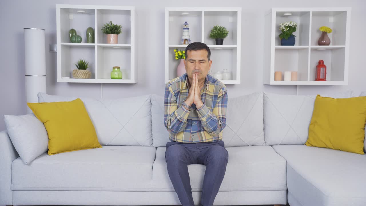 el anciano cristiano que reza.