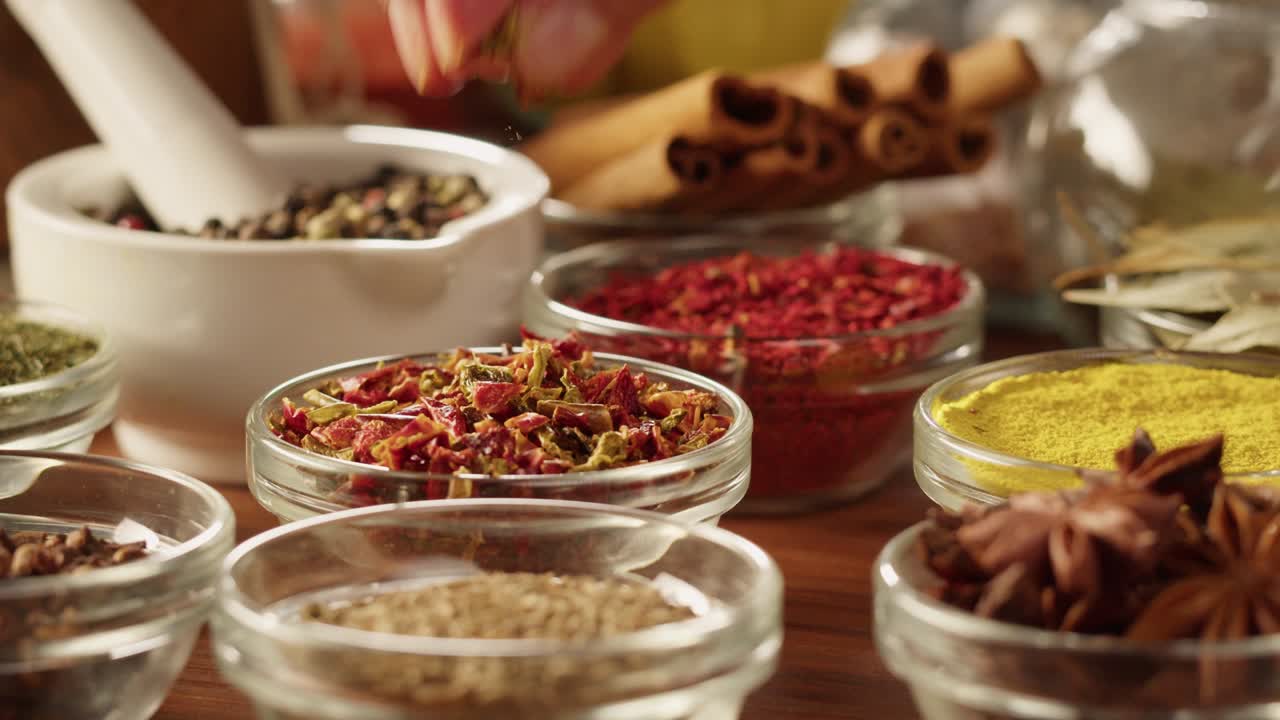 varias especias en cuencos de vidrio de cerca. cultura de oriente medio y árabe. condimentos y sabores. pimienta, cilantro, canela, cúrcuma, pimentón, comino. diferentes tipos de hierbas secas para cocinar.