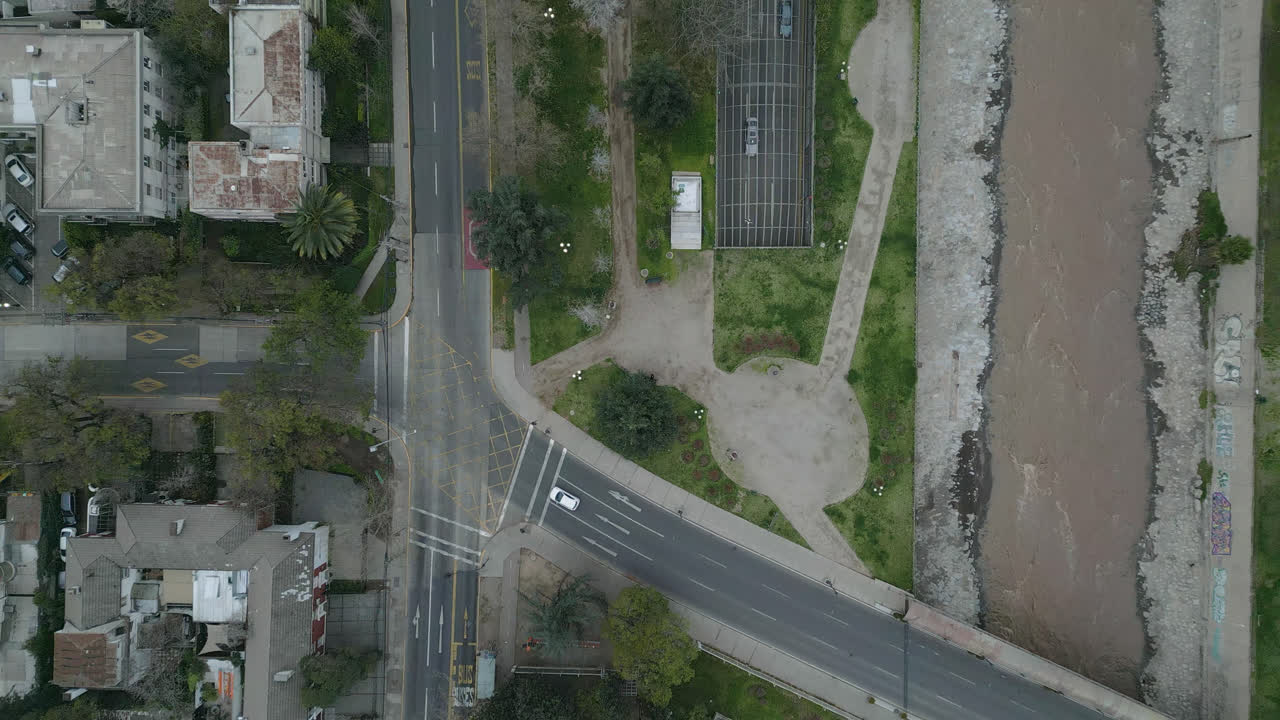 산티아고 데 칠레의 코스타네라 및 마포초 강 드론 뷰