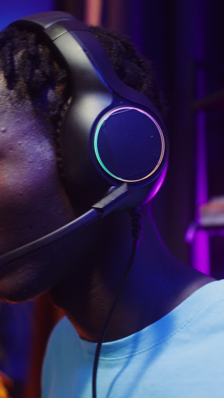 En gamer med headset som spiller online