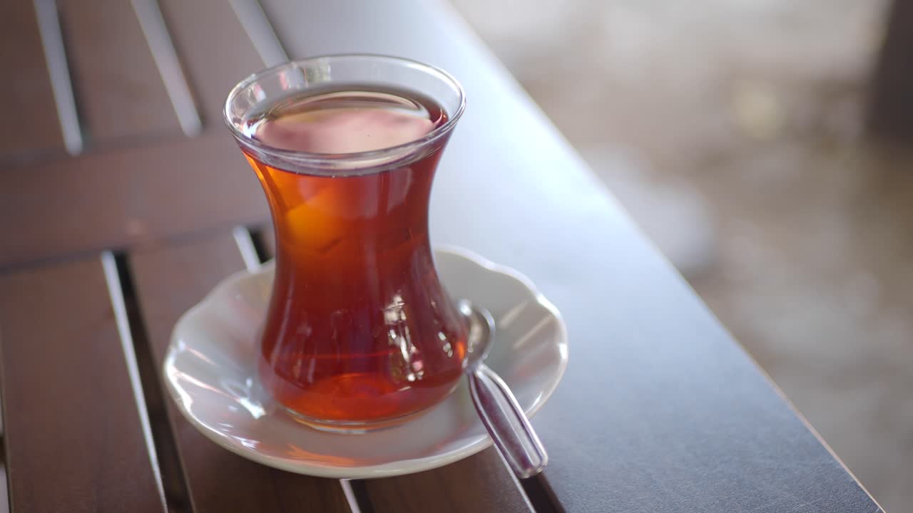 나무 테이블 위 에 있는 유리 컵 에 있는 터키 차