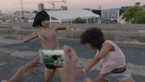 mujer bailarina feliz chicas multiétnicas realizando movimientos de estilo libre juntas amiga usando teléfono inteligente tomando video disfrutando de compartir el baile de hip hop en las redes sociales