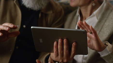 Nahaufnahme-Eines-Tablet-Computers-In-Den-Händen-Eines-Alten-Paares,-Das-Einen-Videoanruf-Führt.-Online-Chatten