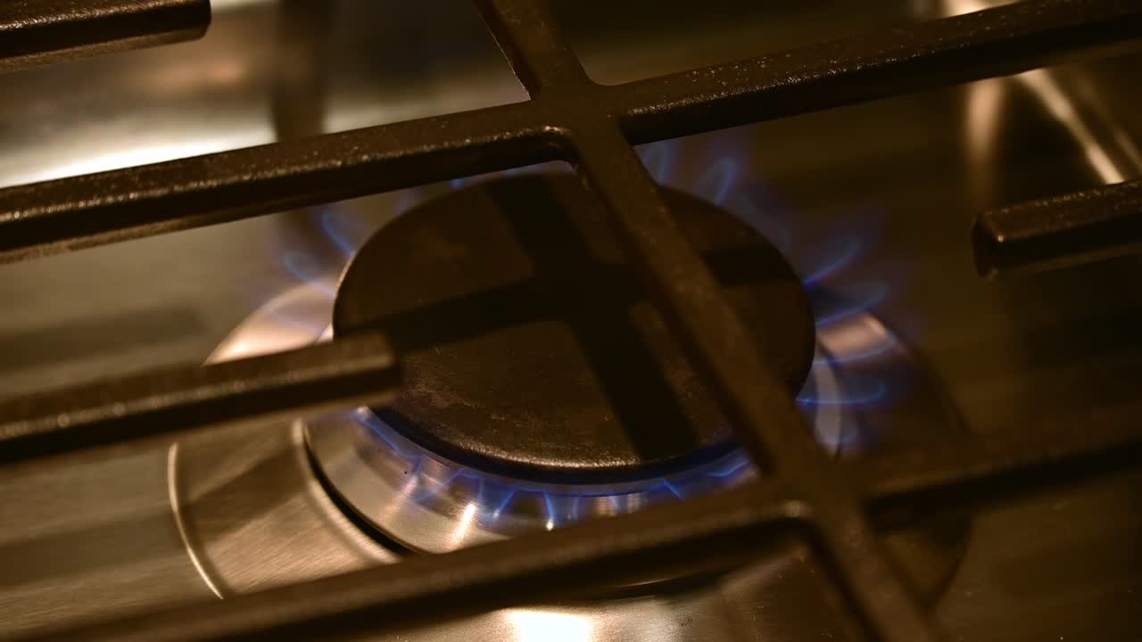 плита с конфоркой газовой плиты с видимым пламенем