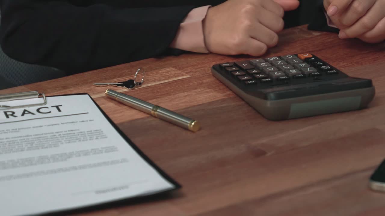 en primer plano, el entusiasta cliente revisa el contrato de papeleo para el préstamo de casa.