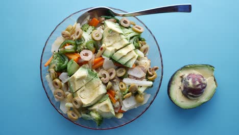ensalada mixta de verduras con aguacate y aceitunas