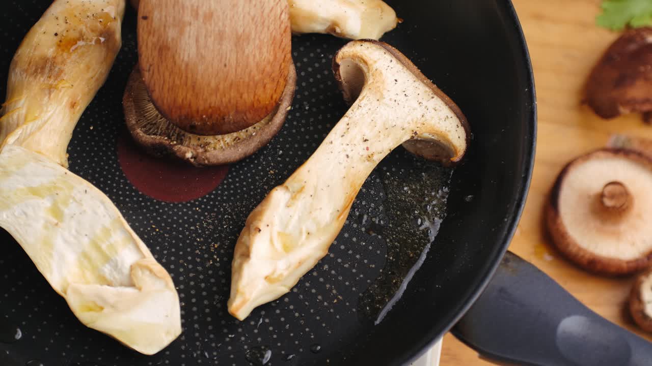 freír setas en una sartén