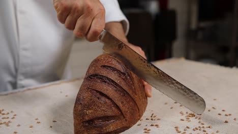 el chef cortando un trozo de pan