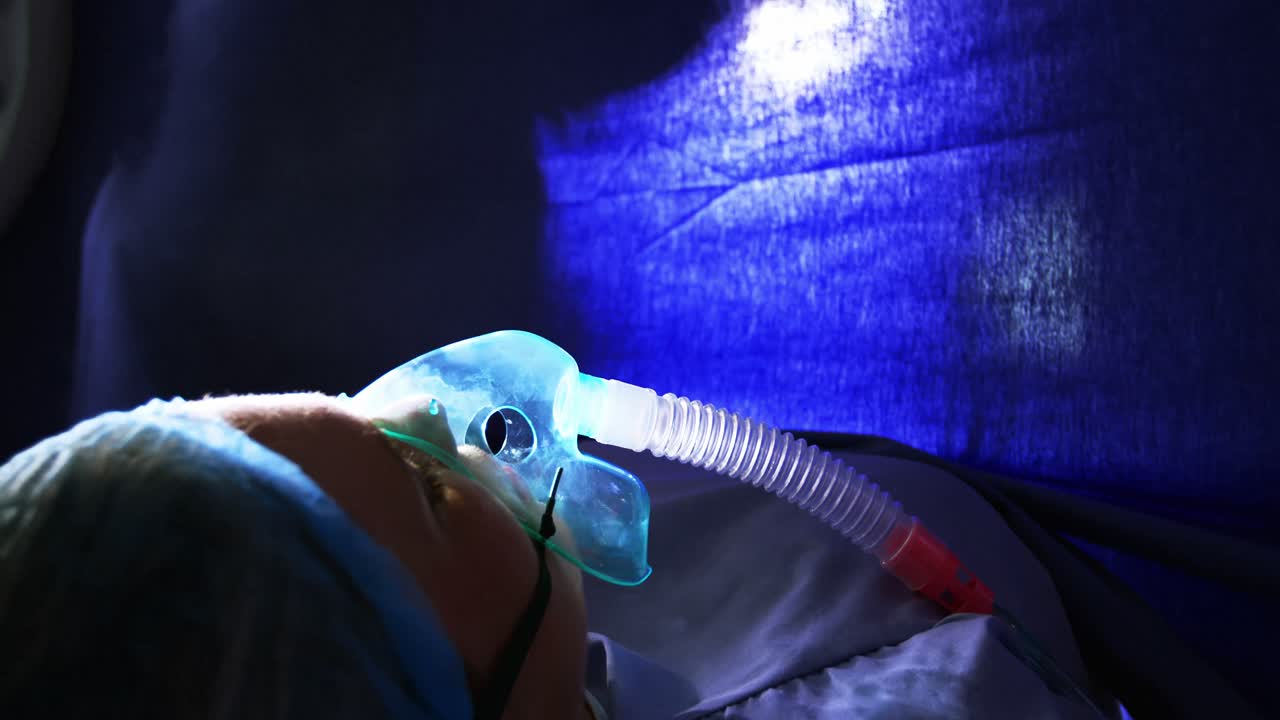 mujer embarazada acostada en el lecho de operación