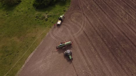 Granjeros-Que-Reparan-Tractores-Y-Arados-Mecánicos-En-El-Campo-Agrícola