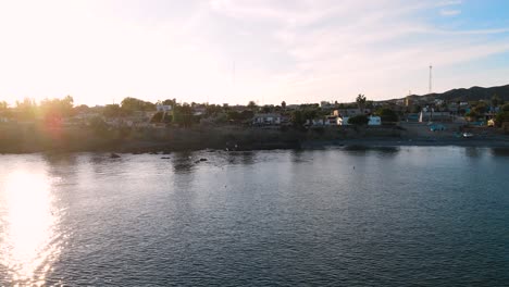 Mexikanische-Villa-Bei-Sonnenuntergang-Der-Rückzug-Zeigt-Atemberaubende-Möwen,-Die-über-Das-Offene-Meer-Fliegen