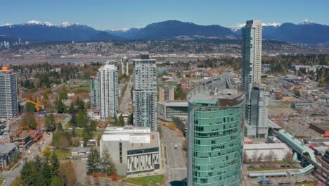 Hermosa-Toma-De-Drones-Del-Centro-De-La-Ciudad-De-Surrey-Y-Las-Montañas-De-La-Costa-Norte-En-Un-Día-Soleado-De-Verano-En-Columbia-Británica-Canadá-En-Uhd