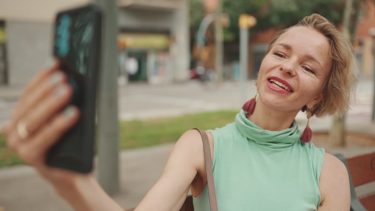 mujer tomando selfie en la calle