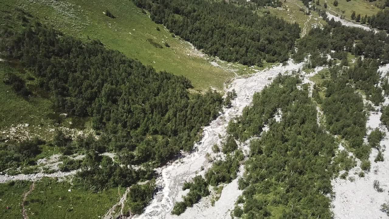 vista aérea de un valle montañoso con río y bosque