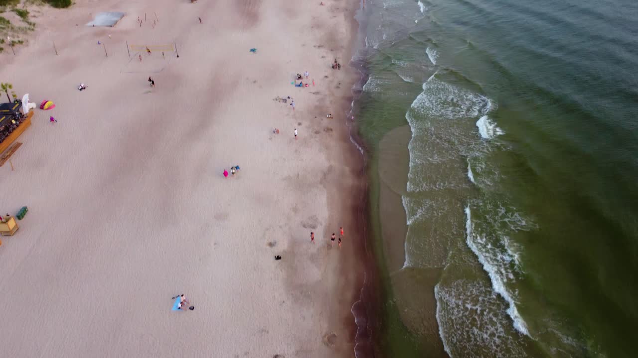 toma aérea de la playa nublada, día nublado, tiro inclinado hacia arriba