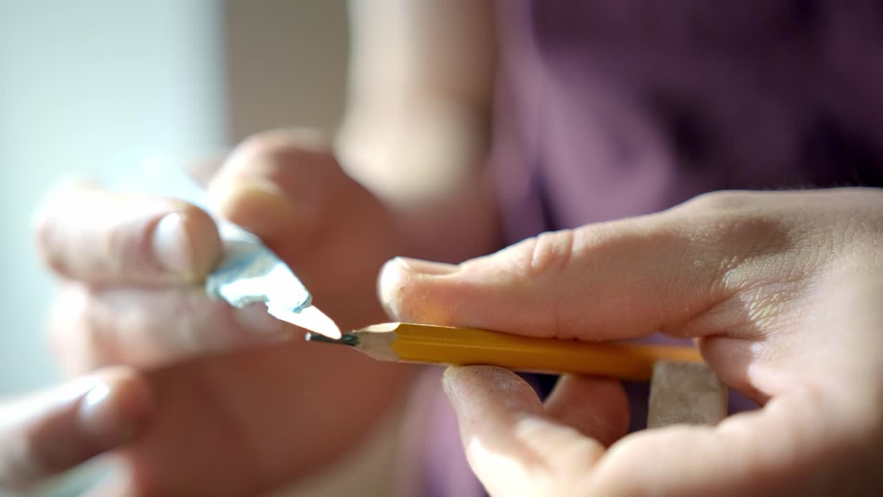 Temperare una matita con un coltello
