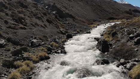 Luftdrohnenaufnahme,-Die-Sich-über-Den-Fluss-Vorwärts-Bewegt-–-4-Km