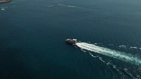 在西班牙特内里夫 (tenerife) 的蓝水海边,一艘无人机在开放水域航行.