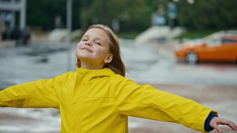 Ein-Glückliches-Blondes-Teenager-Mädchen-Steht-Vor-Dem-Wind,-Lächelt-Und-Posiert-Und-Genießt-Den-Wind-Nach-Dem-Regen-Im-Park