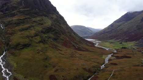 tomada cinematográfica aérea de las montañas de glencoe, escocia