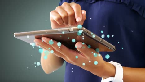 mujer usando una tableta digital rodeada por el efecto de burbujas blancas