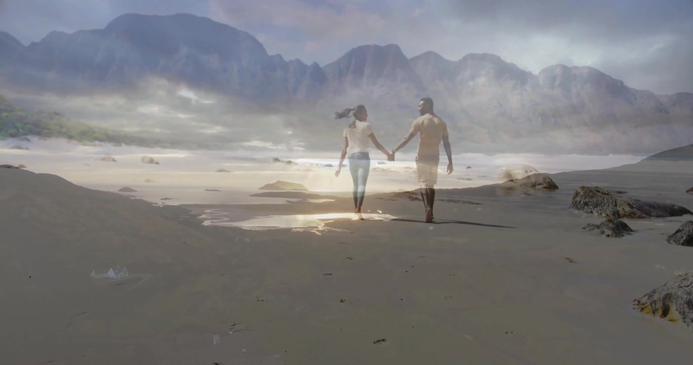 Couple se tenant la main, commençant à marcher sur le sable mouillé reflétant le soleil, poursuivant le coucher de soleil dans une publicité de voyage.