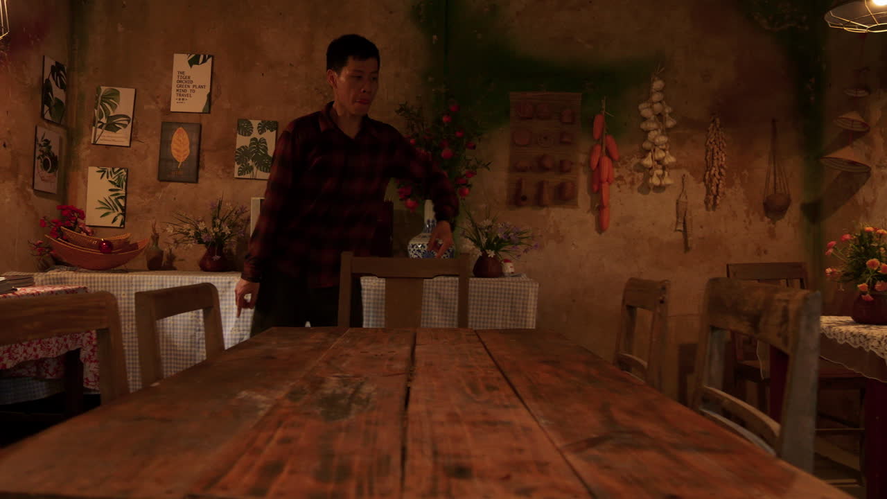 베트남 의 전형적 인 집 에서 춤 을 추는 아시아 사람 의 초상화