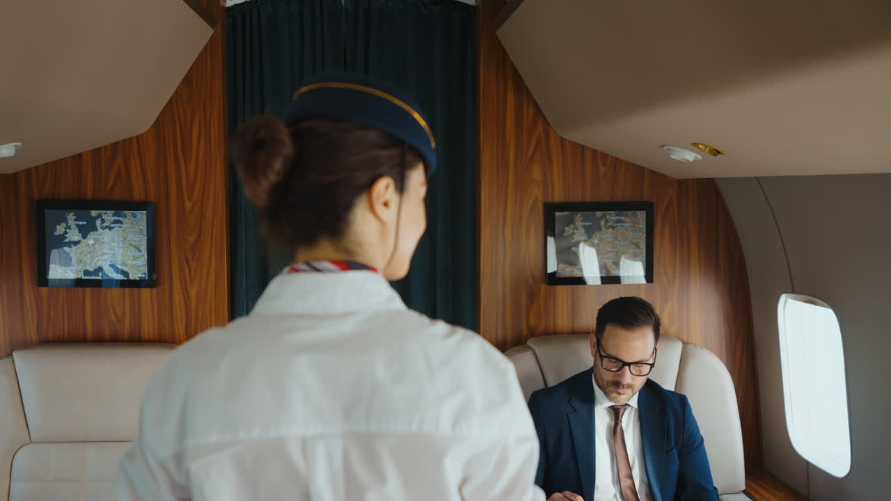 Assistente di volo nella cabina di un jet privato