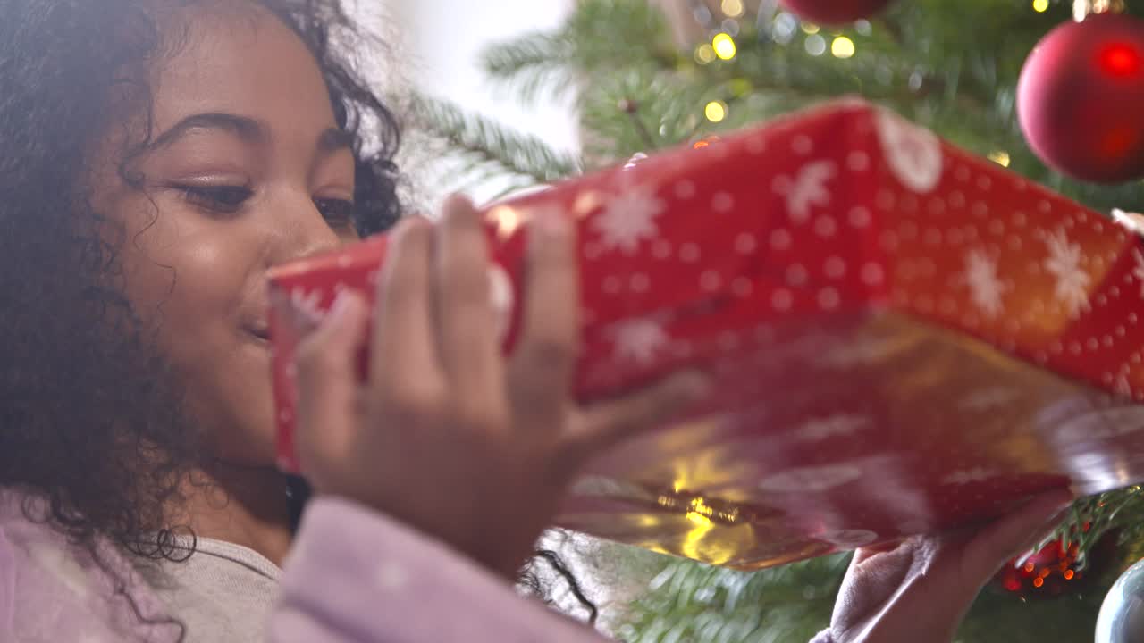 niña sosteniendo regalo de navidad