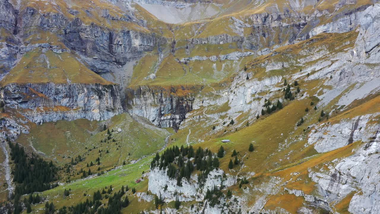 Vista aerea delle montagne sul lago glaciale Oeschinensee.