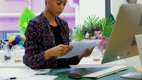 diseñador de moda trabajando en el escritorio 4k