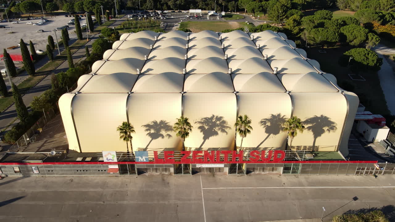 몽펠리에에 있는 곡선형 건물의 건축적 아름다움