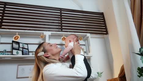 madre y bebé en la cocina