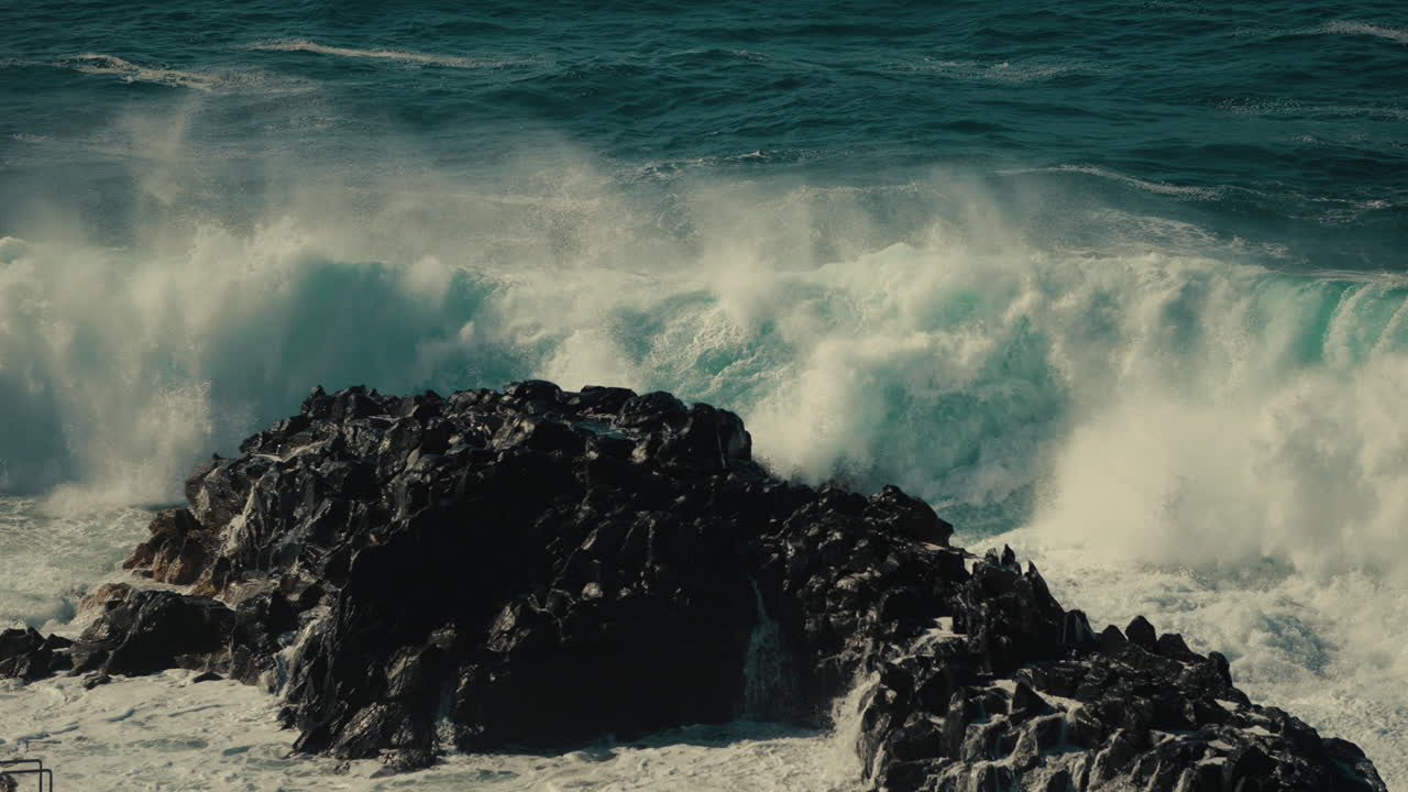 poderosas olas del océano chocando contra las rocas