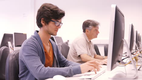 estudiante y profesor trabajando en computadora