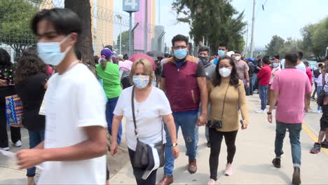 Gran-Grupo-De-Mexicanos-Con-Máscaras-Caminando-Por-La-Calle