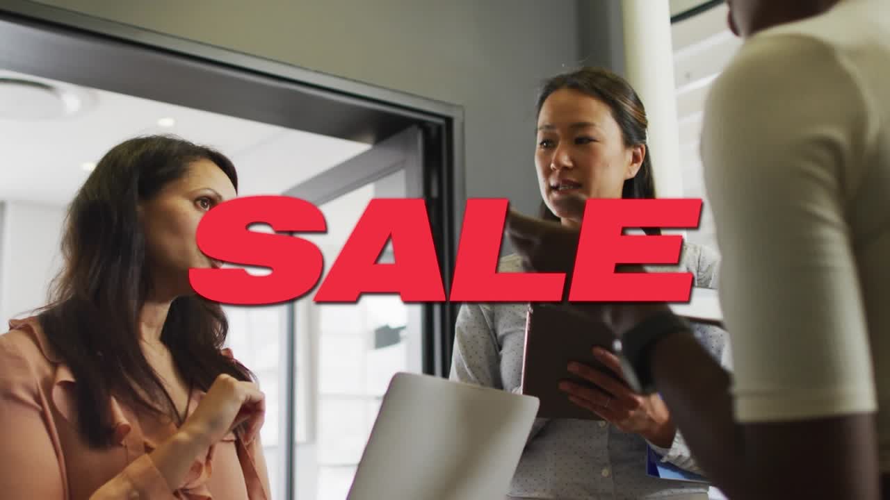 Animation eines Sale-Schriftzugs über Geschäftsleuten im Büro