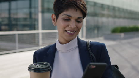 retrato de una atractiva mujer de negocios profesional líder usando tecnología móvil de teléfono inteligente sonriendo comprobando mensajes navegando en la red