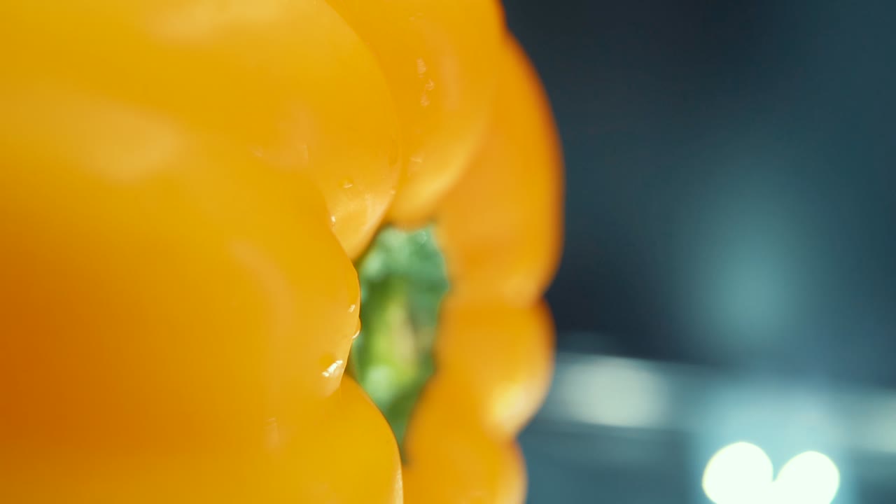 360 회전 스탠드에서  ⁇ 은 달 ⁇ 한 노란 고추의 수직 매크로 클로즈업  ⁇ , 반 ⁇ 이는  ⁇ 이 나는 물방울, 영화 스튜디오 조명, 슈퍼 슬로 모션, 120 fps, 부드러운 움직임, 풀 hd