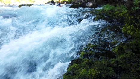 Hombre-Divirtiéndose-Mientras-Hace-Kayak-En-Aguas-Bravas