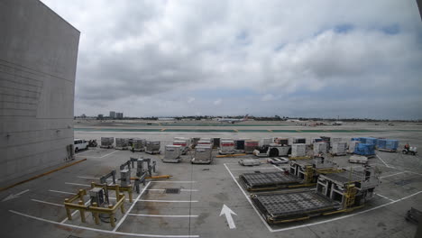 tráfico de aeronaves y personal de tierra en el aeropuerto internacional de los ángeles