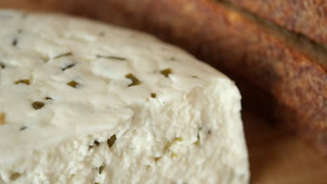 primer plano de un queso blanco blando con hierbas